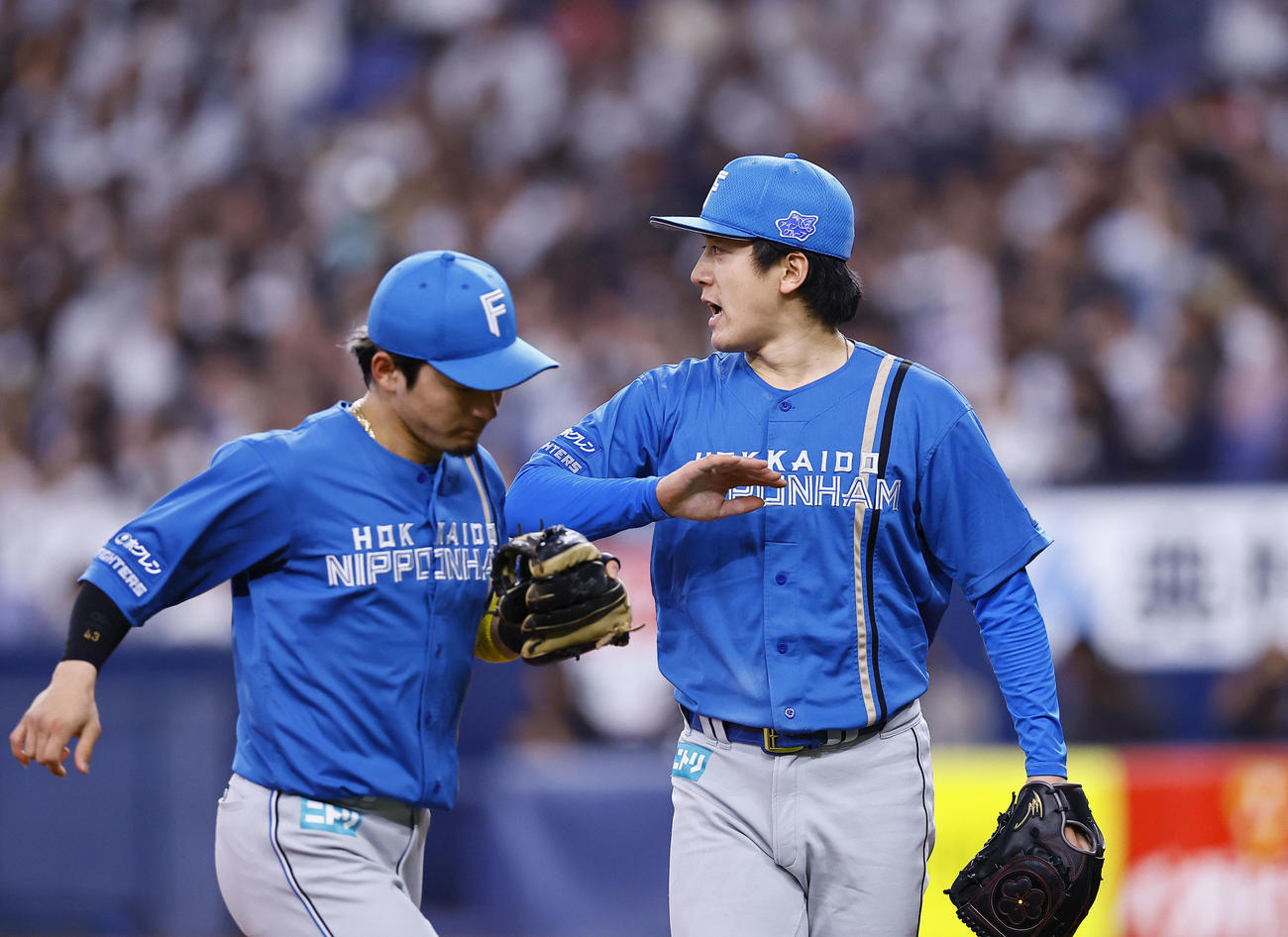 オリックス対日本ハム　6回を終え、ナインとタッチを交わす日本ハム北山（撮影・藤尾明華）