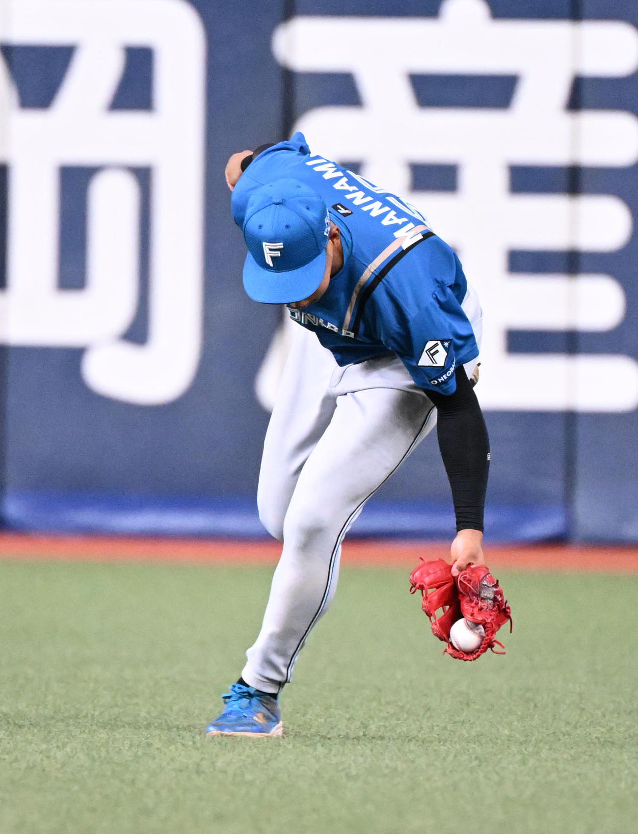 オリックス対日本ハム　5回裏オリックス無死、広岡の打球を好捕する右翼手万波（撮影・和賀正仁）