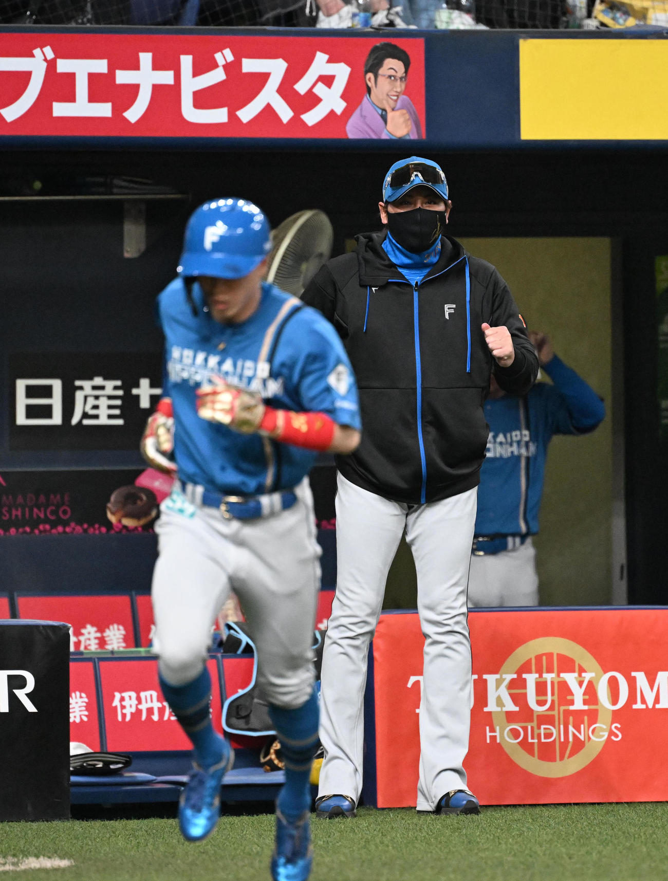 オリックス対日本ハム　8回表日本ハム無死一塁、代走五十幡を送る日本ハム新庄監督（撮影・和賀正仁）