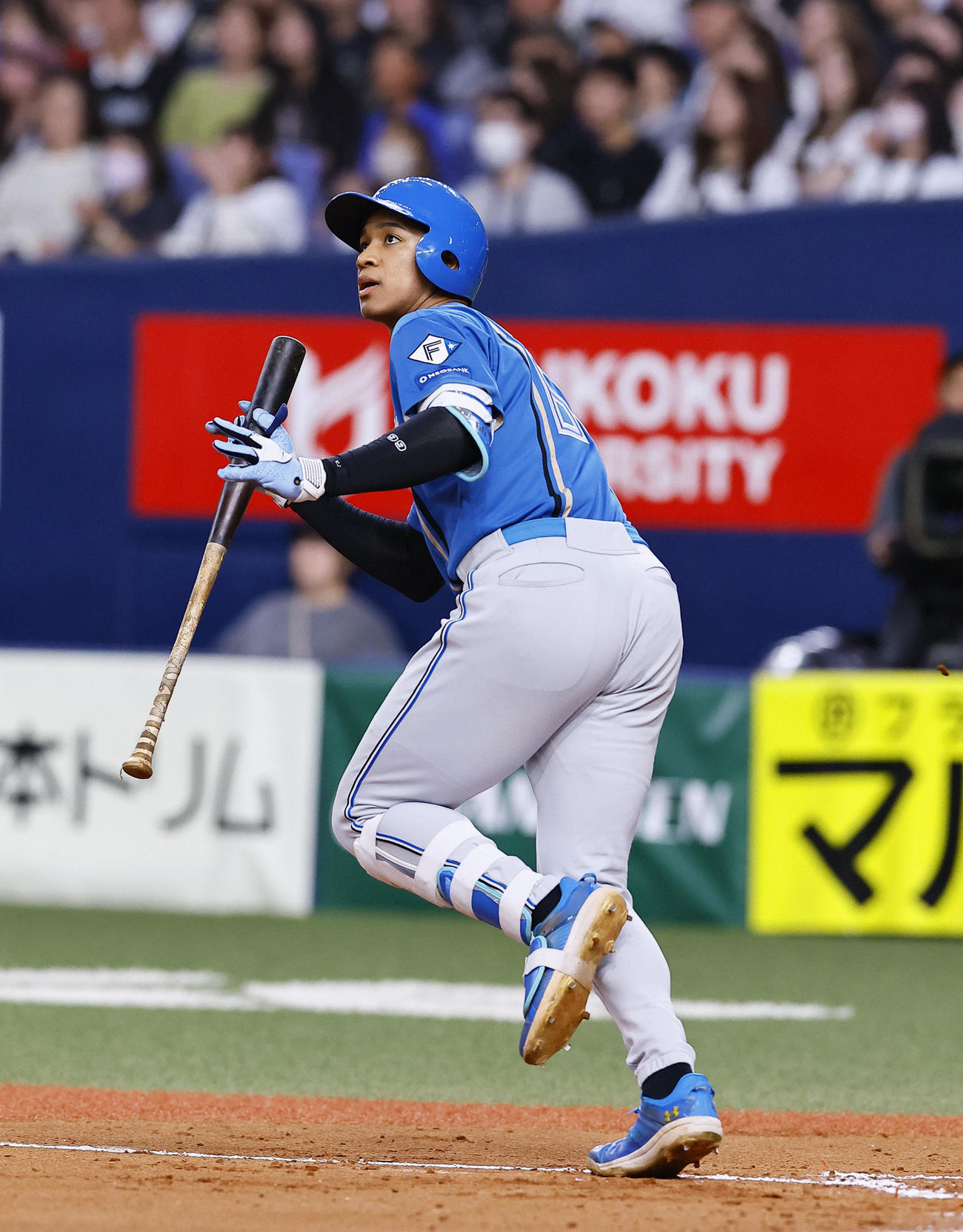 オリックス対日本ハム　2回表日本ハム2死一塁、万波は左越えに二塁打を放つ（撮影・藤尾明華）