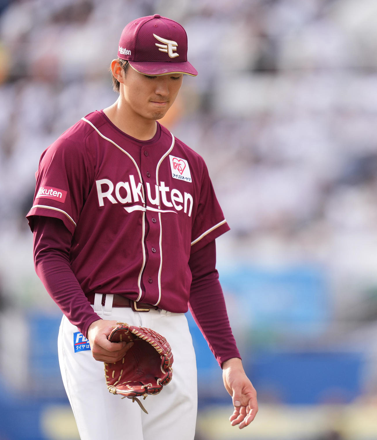 ロッテ対楽天　5回裏途中で降板する楽天荘司（撮影・鈴木みどり）