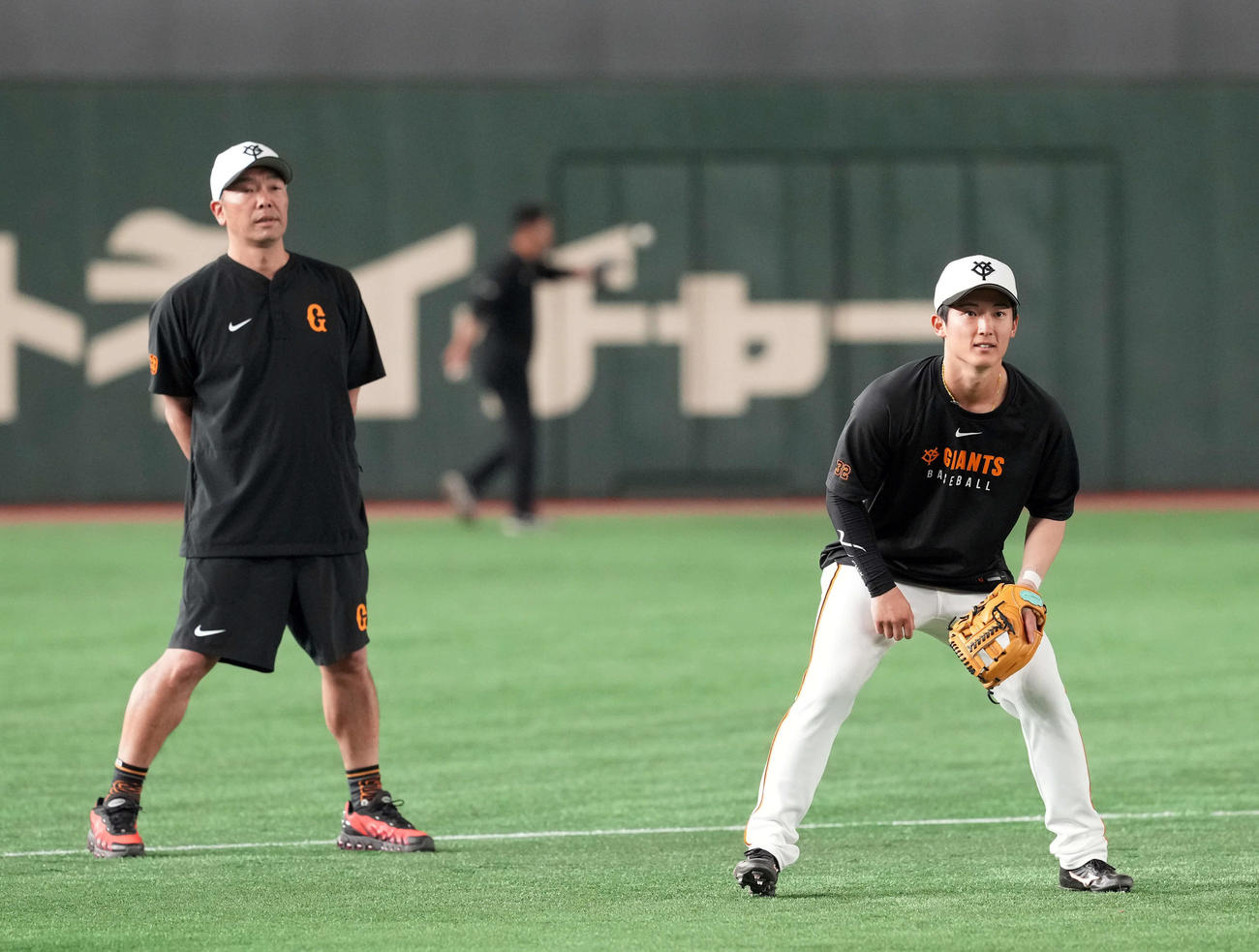 巨人対阪神　阿部監督が見る中、守備練習をする巨人浦田（撮影・たえ見朱実）
