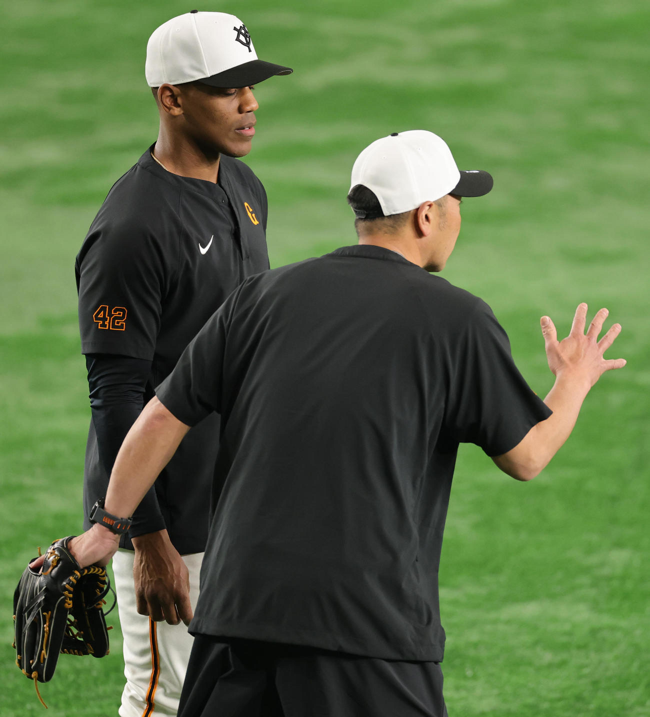 巨人対阪神　ヘルナンデス（左）に指導する巨人阿部監督（撮影・野上伸悟）