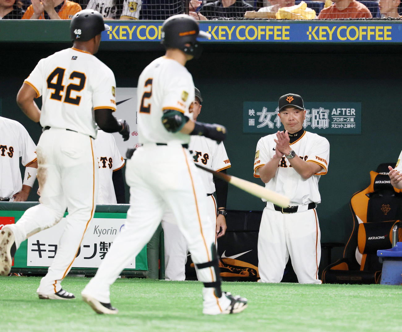 巨人対阪神　3回裏巨人1死一、三塁、阿部監督は若林の右犠飛で先制しベンチで拍手する。左端は生還した三塁走者ヘルナンデス（撮影・加藤哉）