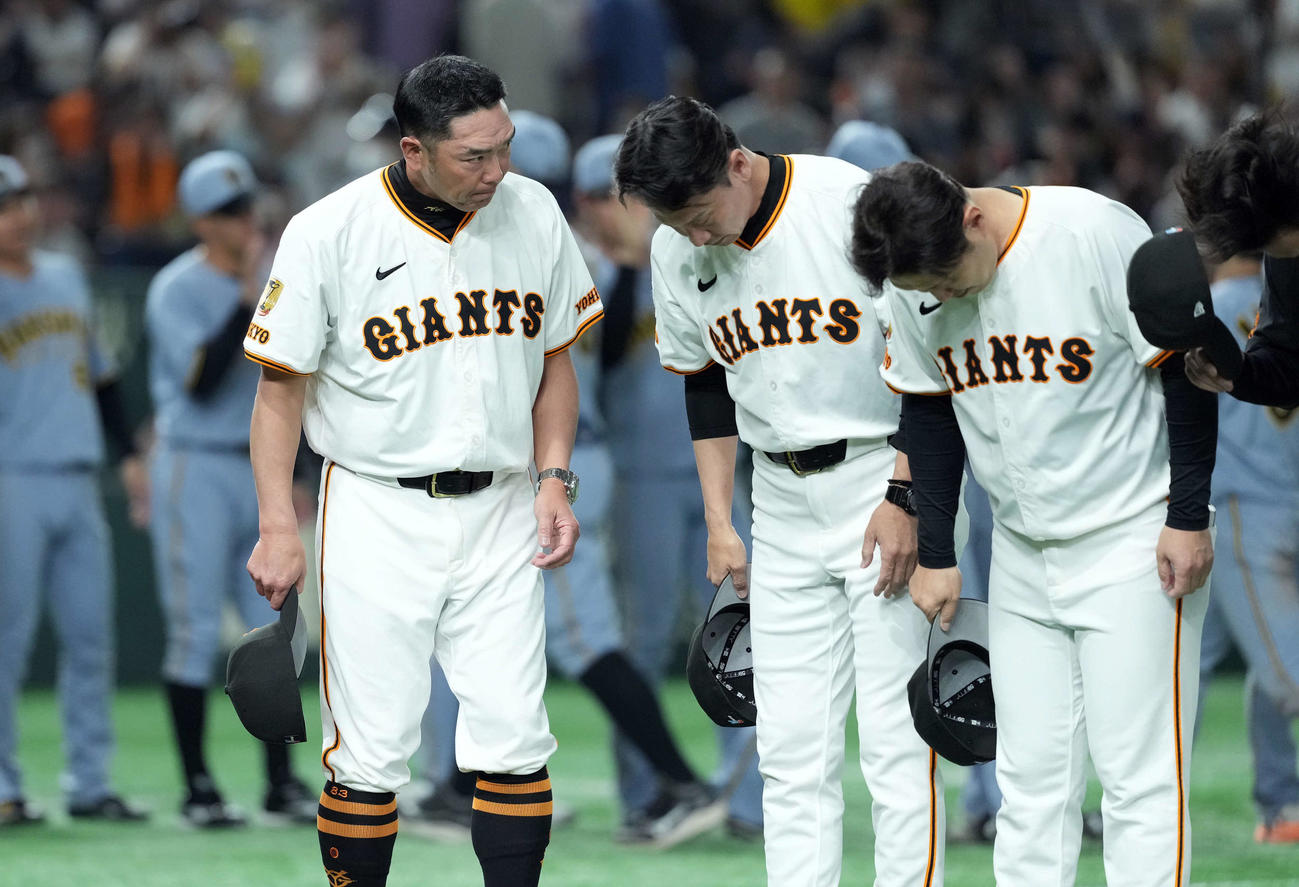 巨人対阪神　阪神に完敗し厳しい表情を見せる巨人阿部監督（撮影・たえ見朱実）
