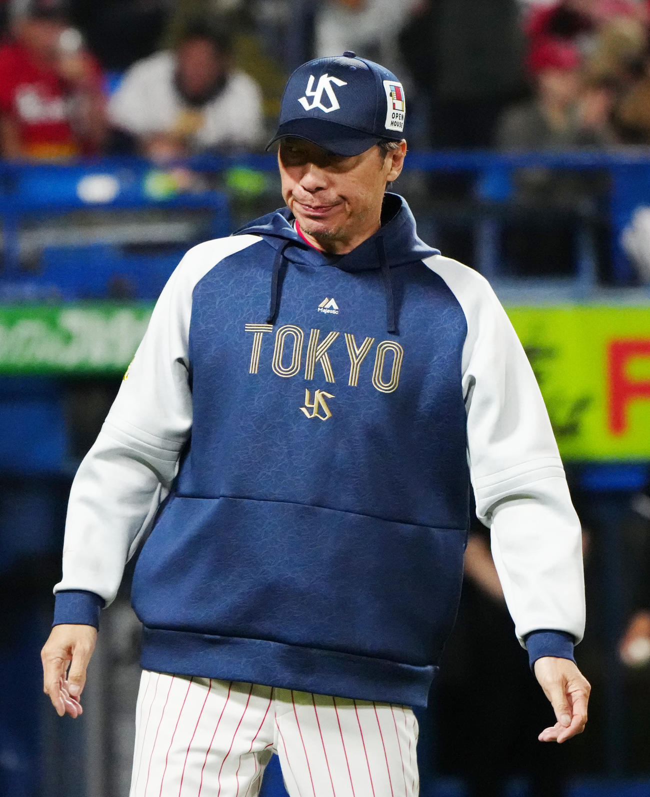 ヤクルト対広島　7回表開始前、選手交代を告げたヤクルト高津監督（撮影・江口和貴）