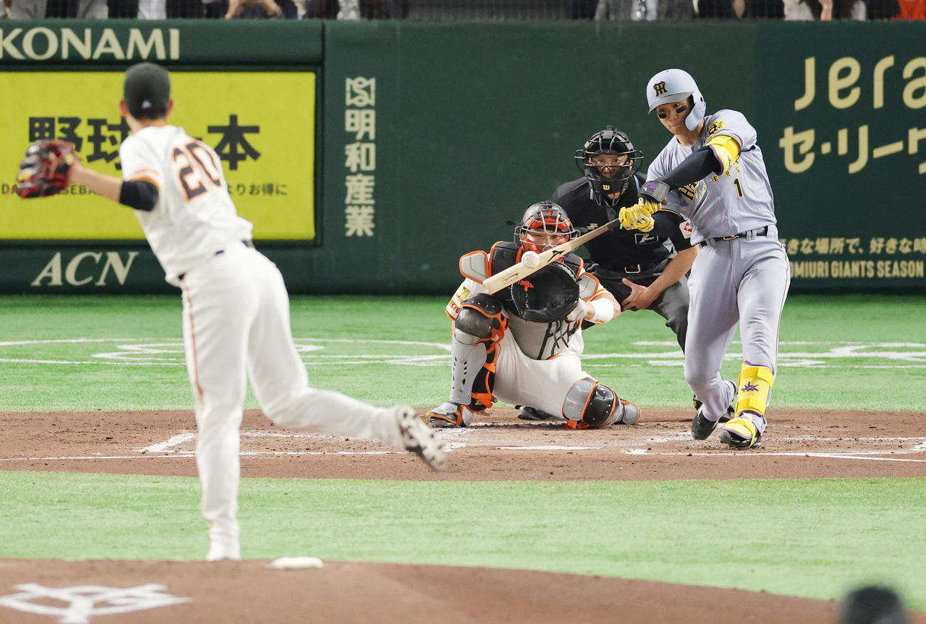 巨人対阪神　4回表阪神2死、戸郷翔征から左越本塁打を放つ森下（撮影・野上伸悟）
