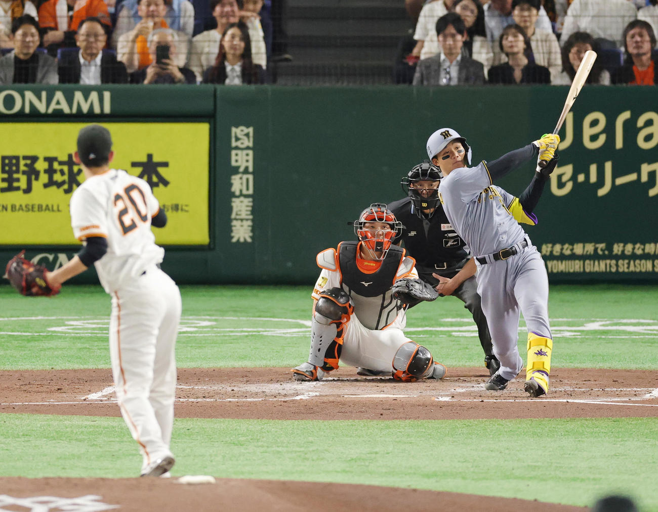 巨人対阪神　4回表阪神2死、戸郷翔征から左越本塁打を放つ森下（撮影・野上伸悟）