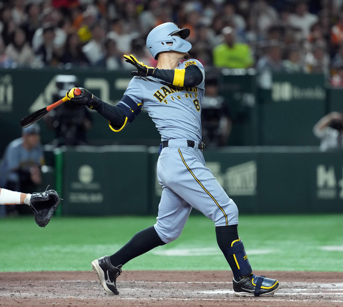 巨人対阪神　9回表阪神無死二、三塁、右中間に3点本塁打を放つ佐藤輝（撮影・たえ見朱実）