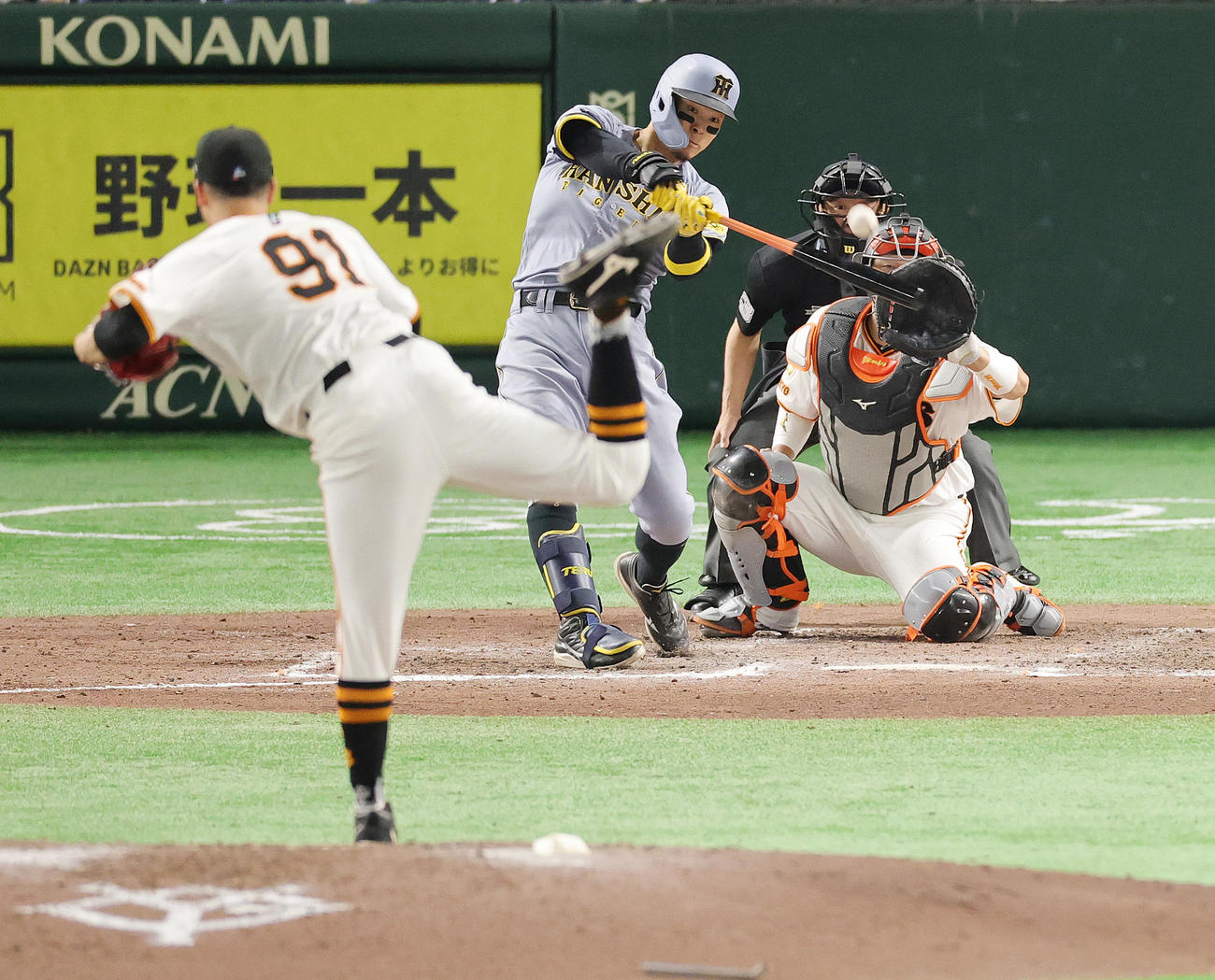 巨人対阪神　9回表阪神無死二、三塁、堀田から右越え3点本塁打を放つ佐藤輝（撮影・野上伸悟）