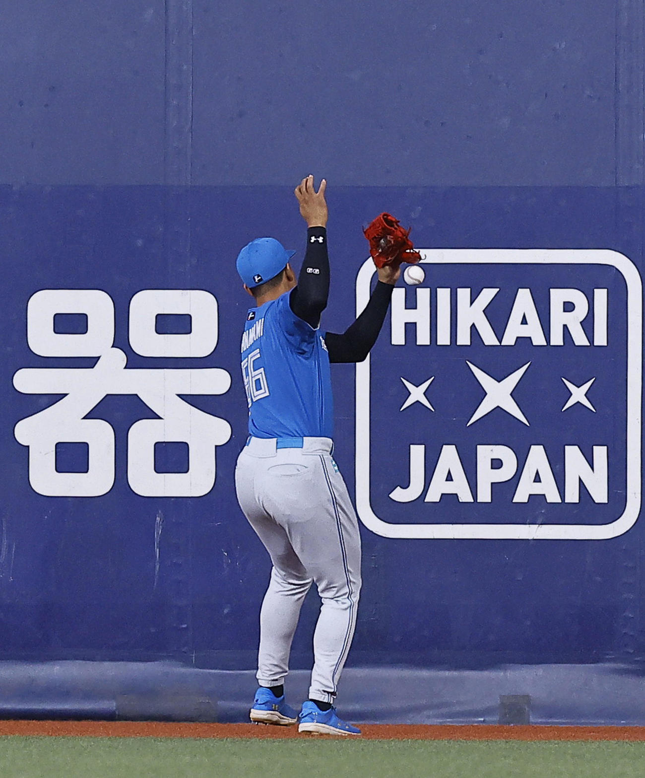 オリックス対日本ハム　4回裏オリックス2死二塁、中川の打球を右翼手万波が落球、適時二塁打を許す（撮影・藤尾明華）