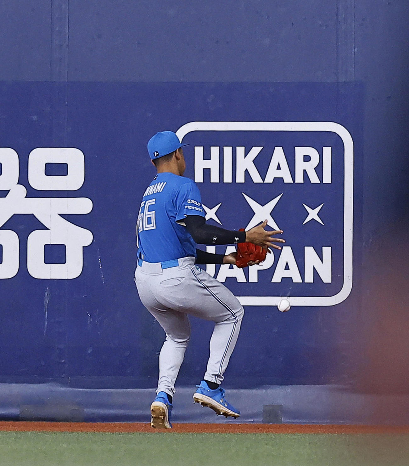 オリックス対日本ハム　4回裏オリックス2死二塁、中川の打球を右翼手万波が落球、適時二塁打を許す（撮影・藤尾明華）