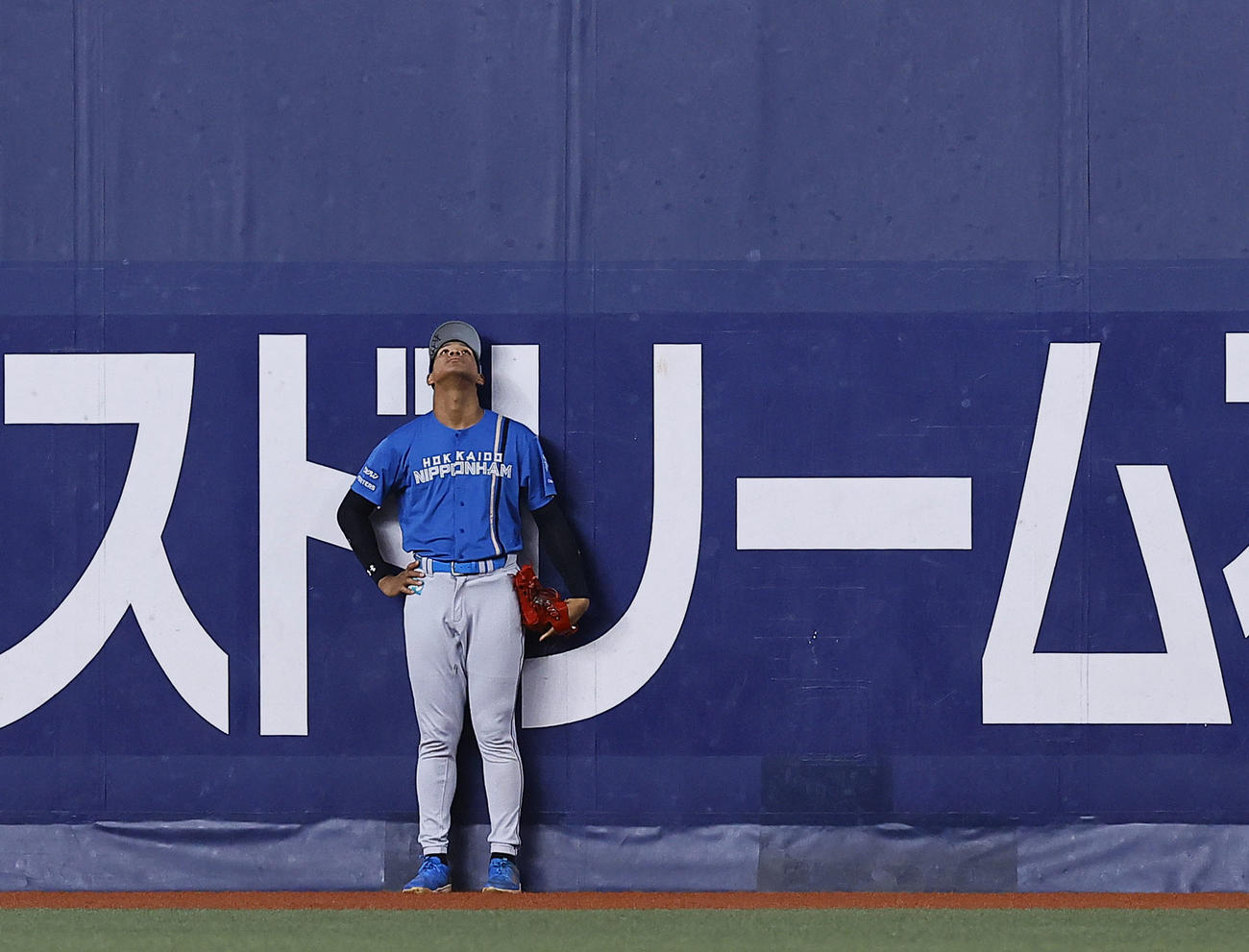 オリックス対日本ハム　4回裏オリックス2死二塁、中川の打球を落球し、適時二塁打を許した万波（撮影・藤尾明華）