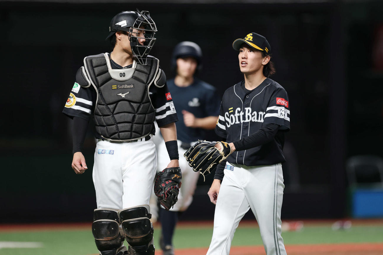 西武対ソフトバンク　2回裏を無失点に抑え言葉を交わすソフトバンク渡辺（左）と大津（撮影・宮地輝）