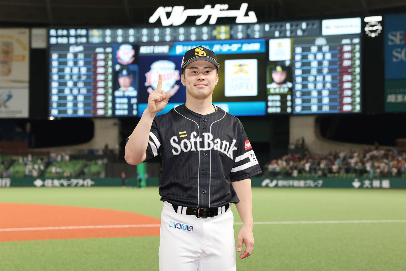 西武対ソフトバンク　今季初勝利を挙げ笑顔のソフトバンク松本晴（撮影・宮地輝）
