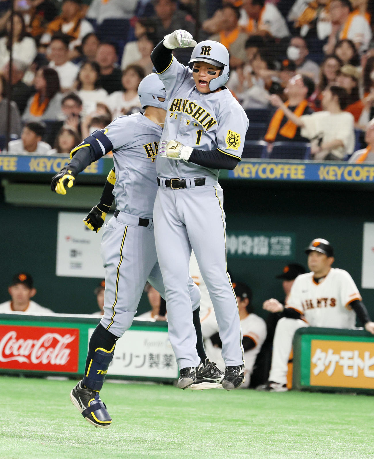 巨人対阪神　9回表阪神無死二、三塁、佐藤輝（左）の右中間越え3点本塁打を出迎える森下（撮影・加藤哉）