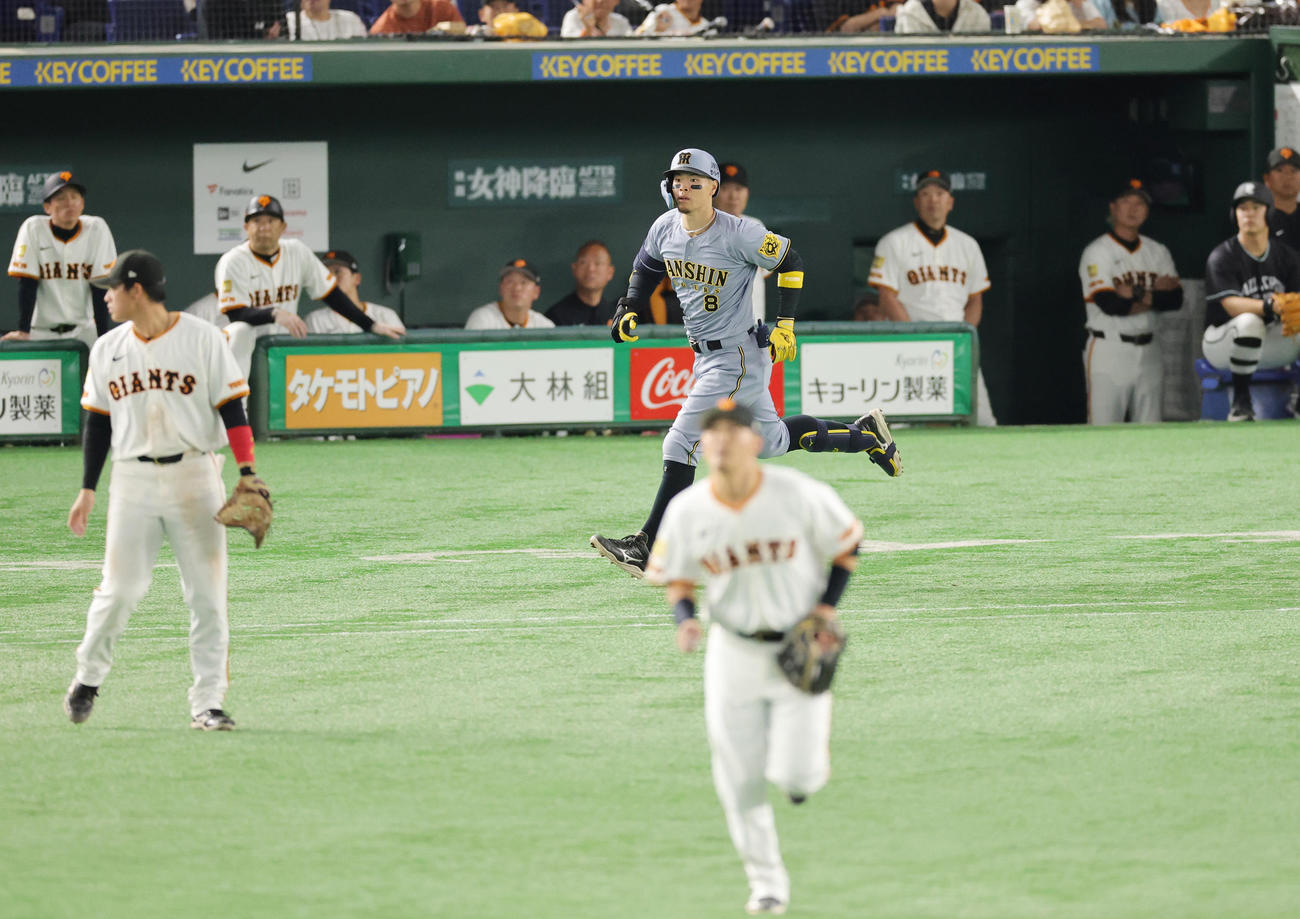 巨人対阪神　9回表阪神無死二、三塁、右越え3点本塁打を放つ佐藤輝（撮影・野上伸悟）