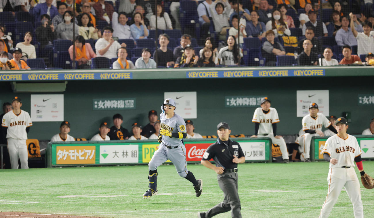 巨人対阪神　9回表阪神無死二、三塁、右越え3点本塁打を放つ佐藤輝（撮影・野上伸悟）