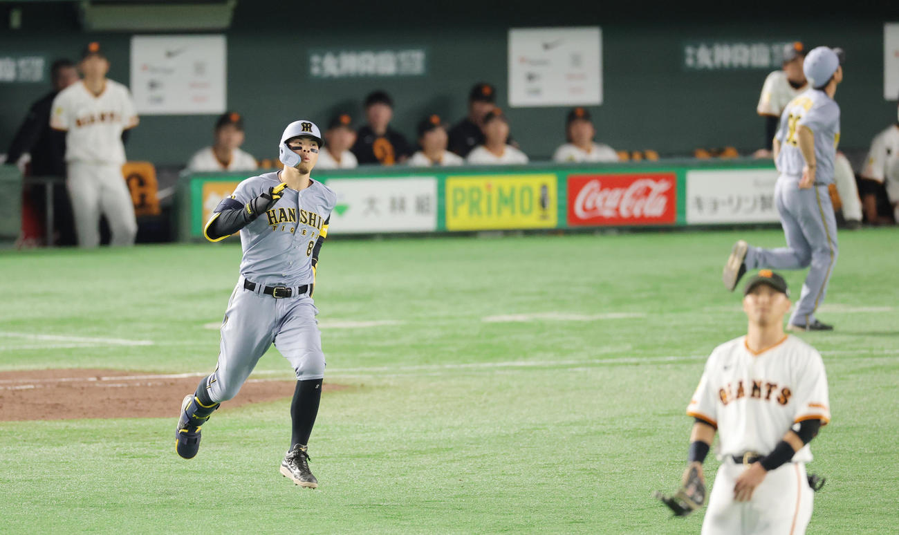 巨人対阪神　9回表阪神無死二、三塁、右越え3点本塁打を放ち二塁に向かう佐藤輝（撮影・野上伸悟）