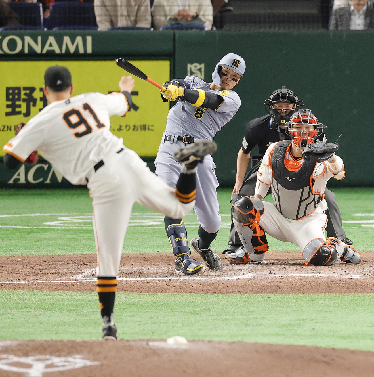 巨人対阪神　9回表阪神無死二、三塁、堀田から右越え3点本塁打を放つ佐藤輝（撮影・野上伸悟）