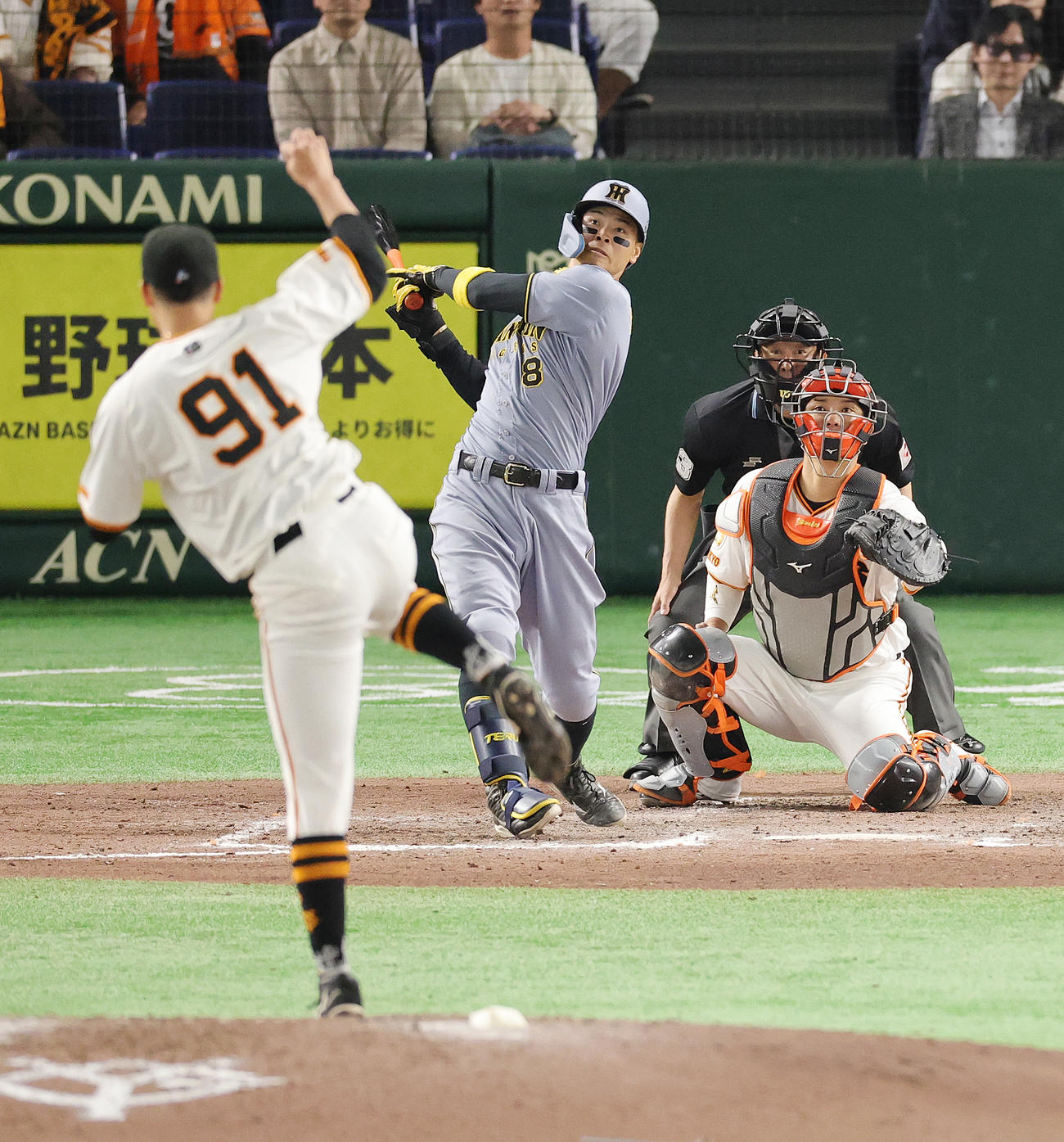 巨人対阪神　9回表阪神無死二、三塁、堀田から右越え3点本塁打を放つ佐藤輝（撮影・野上伸悟）