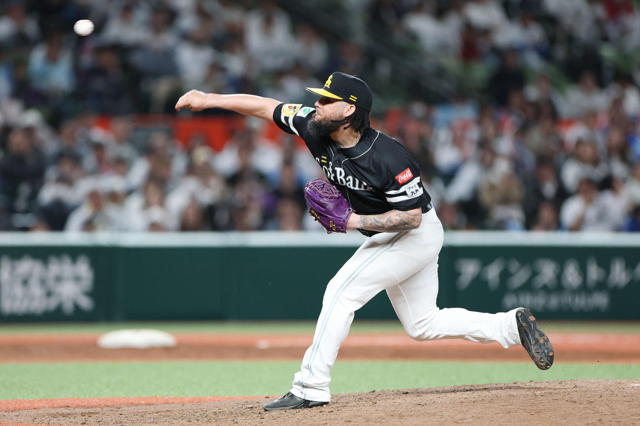 西武対ソフトバンク　ソフトバンク5番手のオスナ（撮影・宮地輝）