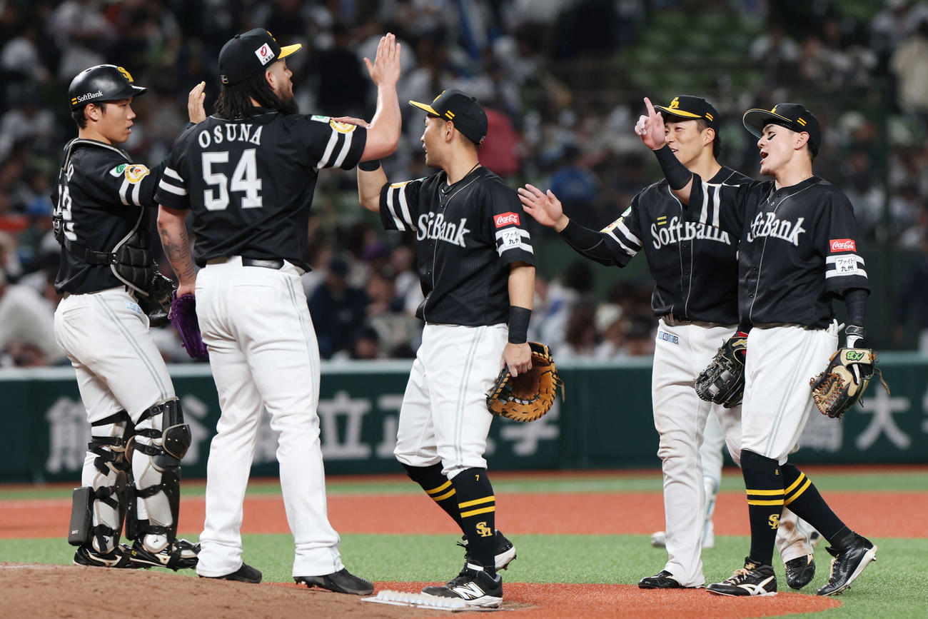 西武対ソフトバンク　勝利のタッチを交わすソフトバンクの選手たち（撮影・宮地輝）