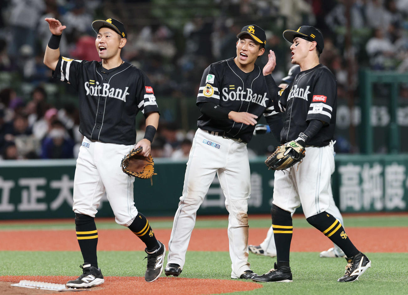 西武対ソフトバンク　勝利のタッチを交わすソフトバンクの選手たち（撮影・宮地輝）
