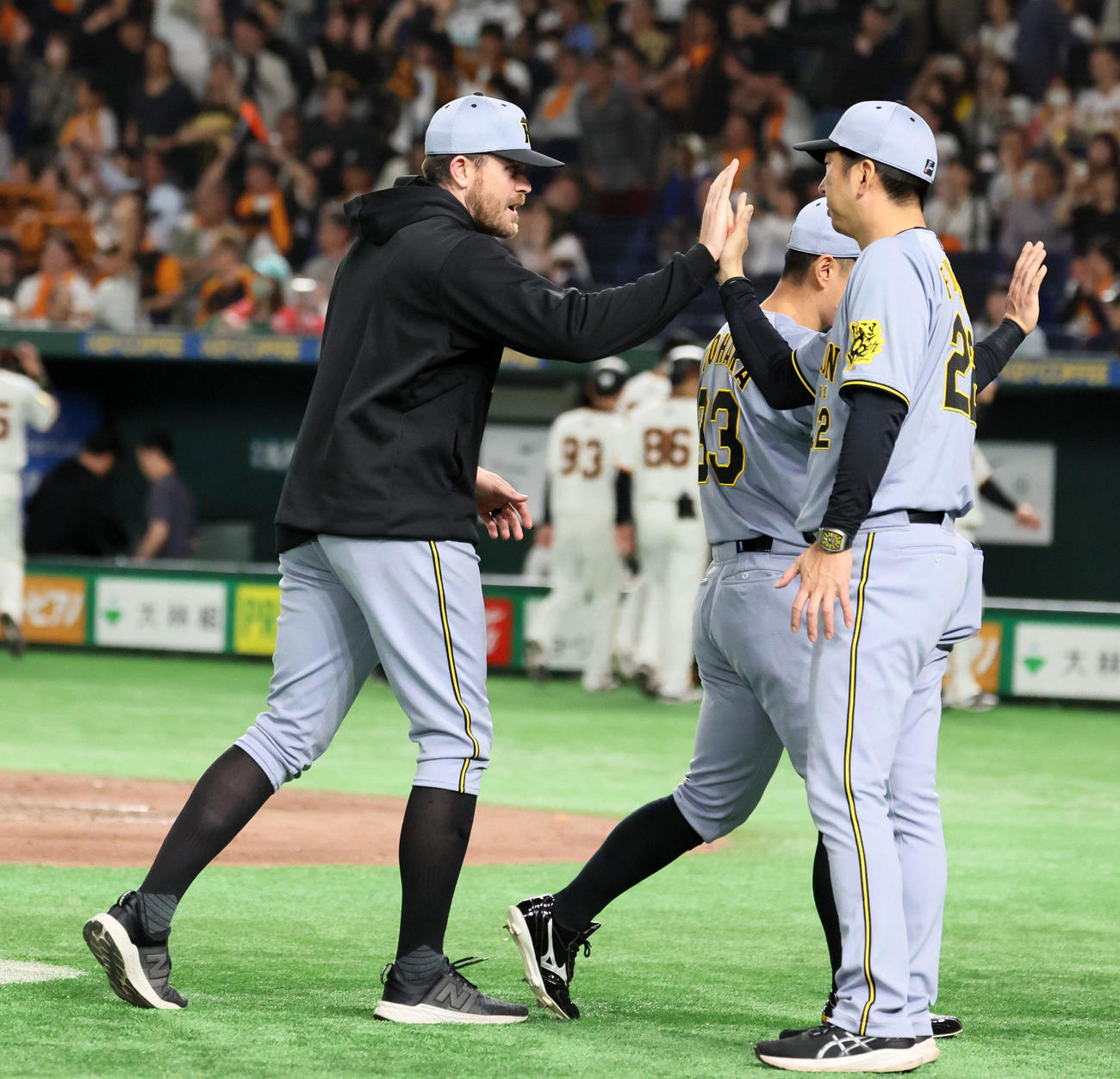 巨人対阪神　巨人に勝利し藤川監督（右）とタッチするビーズリー（撮影・加藤哉）