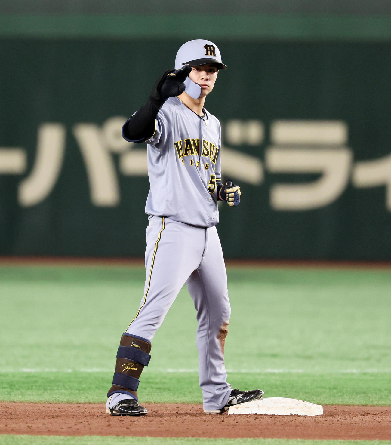巨人対阪神　6回表阪神2死三塁、中野は三塁へ適時内野安打を放ち相手失策で二塁進塁。ベース上でベンチに向かってポーズを決める（撮影・加藤哉）
