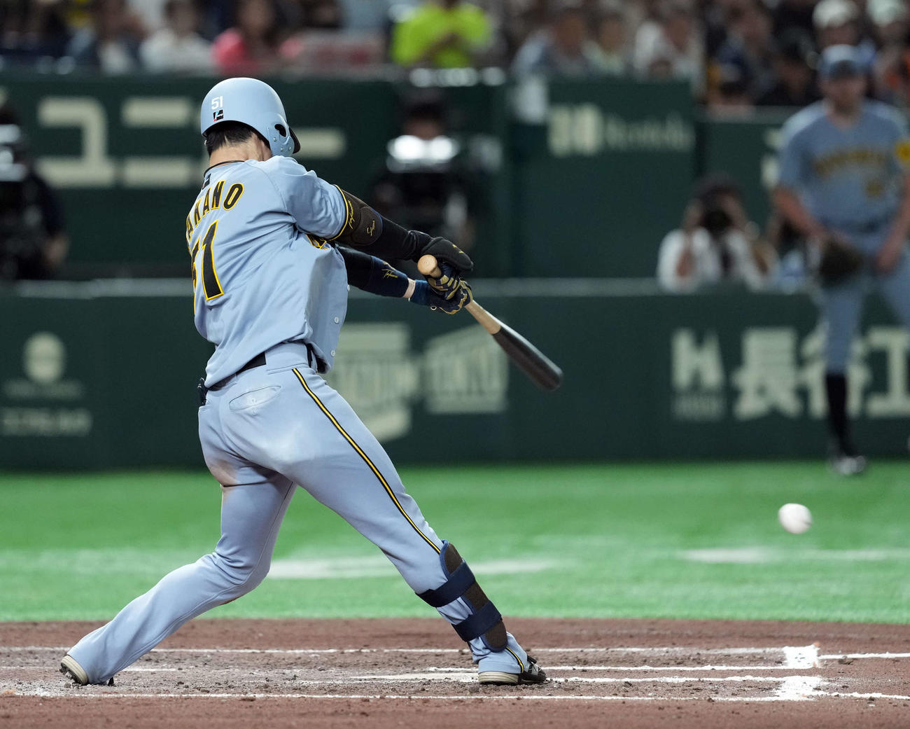 巨人対阪神　6回表阪神2死三塁、三塁適時内野安打を放つ中野（撮影・たえ見朱実）