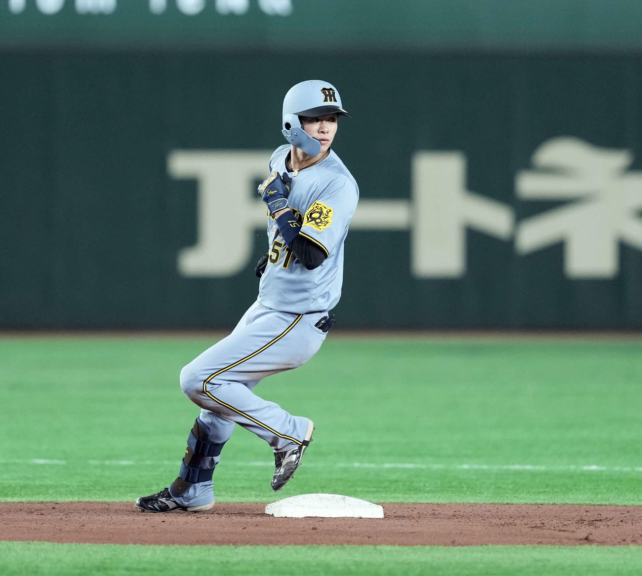 巨人対阪神　6回表阪神2死三塁、三塁適時内野安打を放った中野（撮影・たえ見朱実）