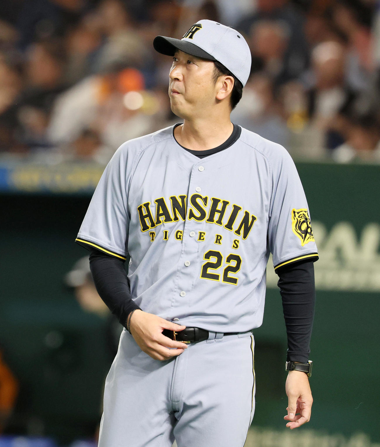 巨人対阪神　4回裏を前に選手交代を告げる阪神藤川監督（撮影・加藤哉）