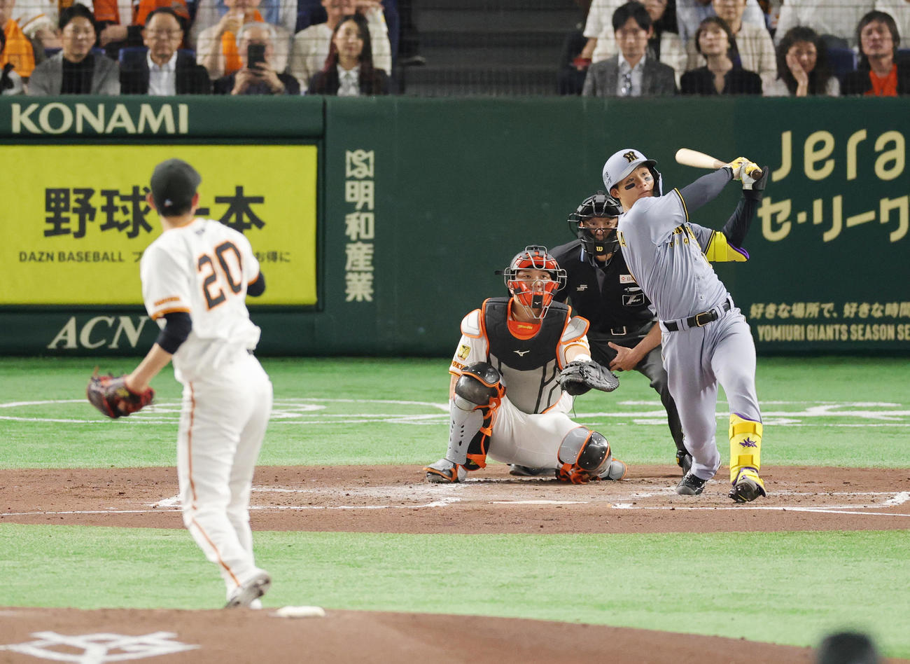 巨人対阪神　4回表阪神2死、戸郷翔征から左越本塁打を放つ森下（撮影・野上伸悟）
