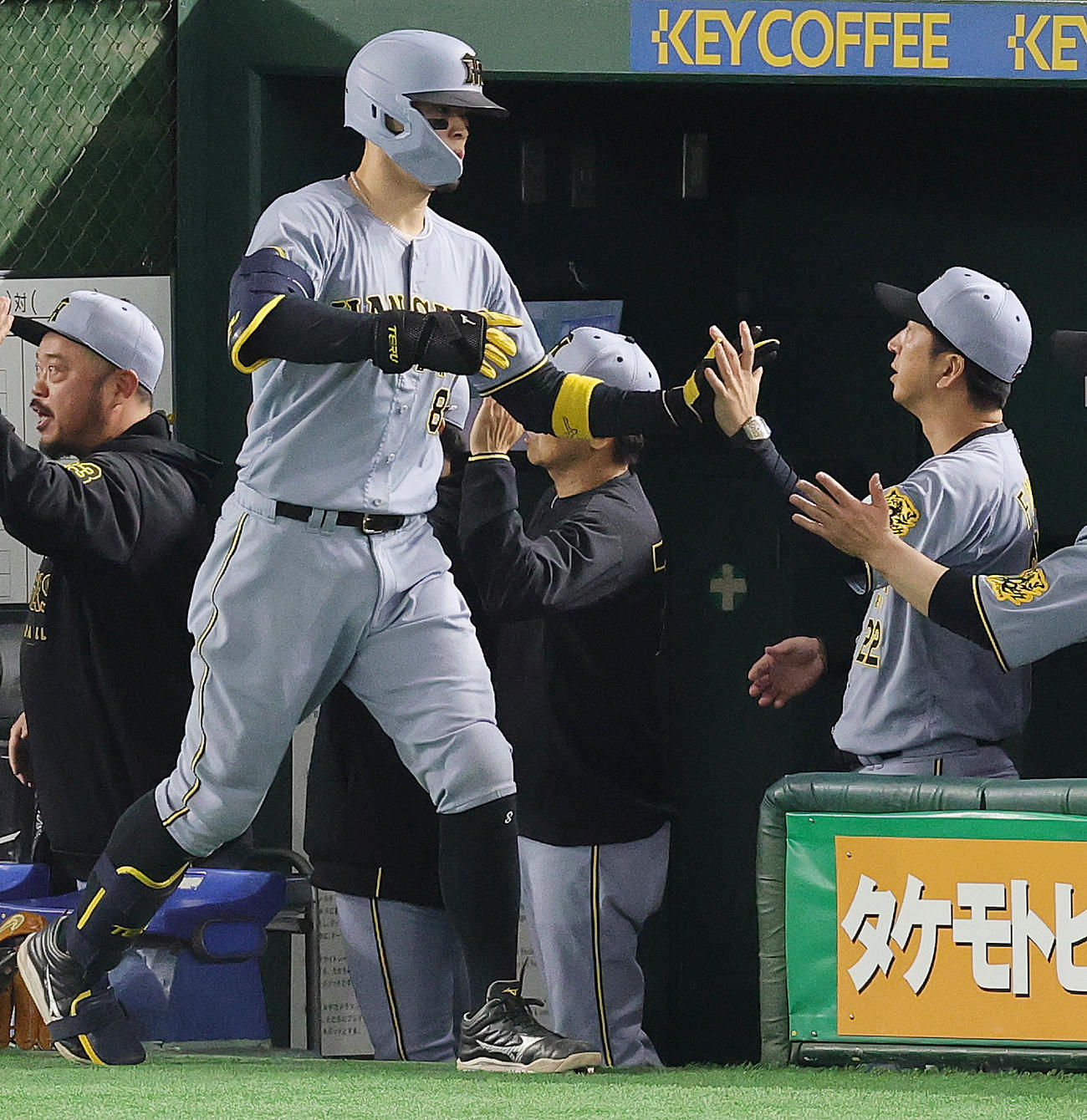 巨人対阪神　9回表阪神無死二、三塁、右越え3点本塁打を放ち藤川監督（右）に迎えられる佐藤輝（撮影・野上伸悟）