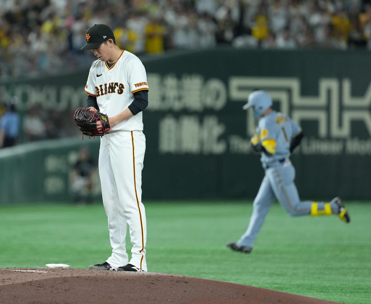 巨人対阪神　4回表阪神2死、森下に同点のソロ本塁打を浴びる戸郷（撮影・たえ見朱実）