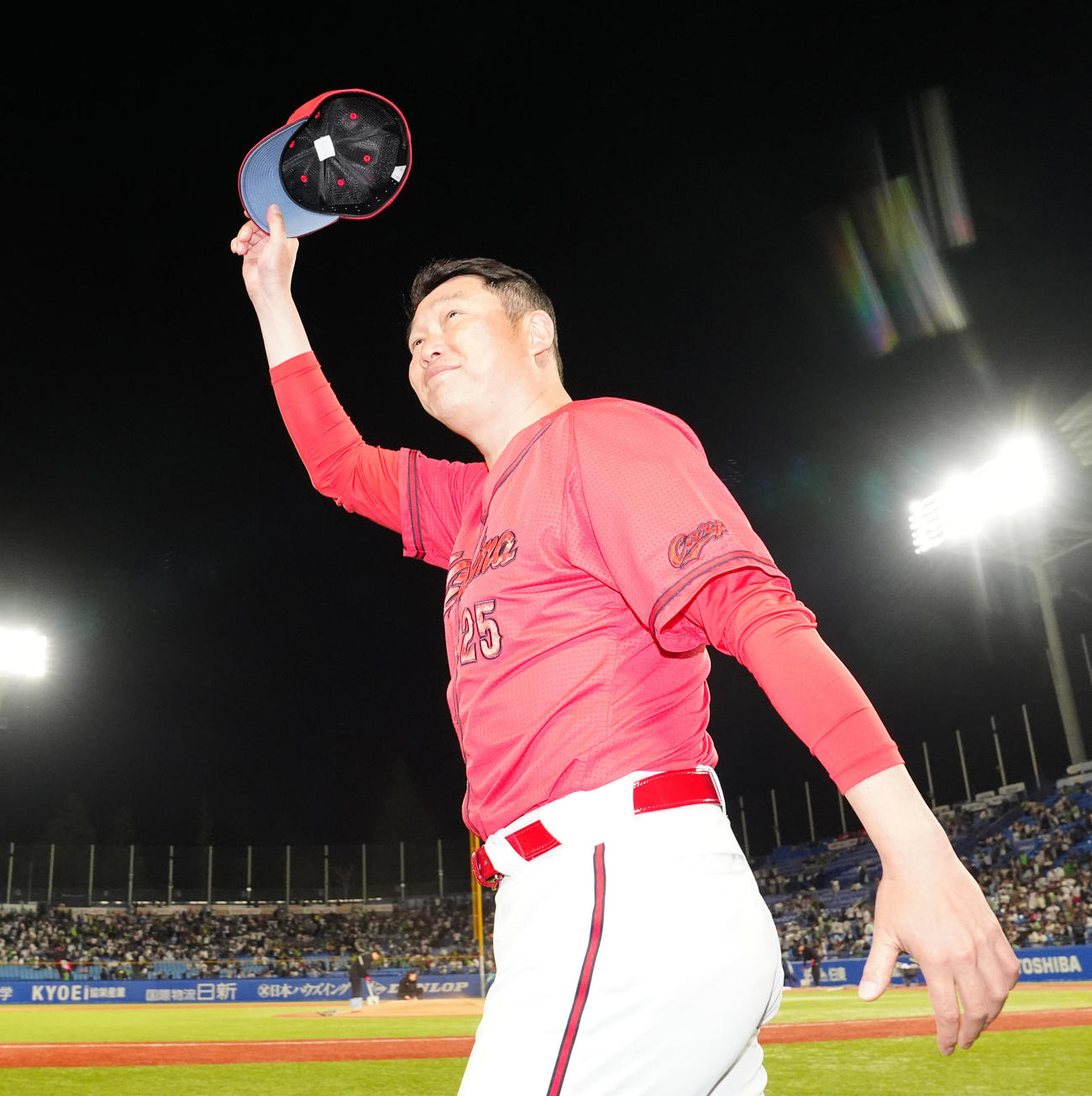 ヤクルト対広島　試合後、ファンの声援に応えながら引き揚げる広島新井監督（撮影・江口和貴）