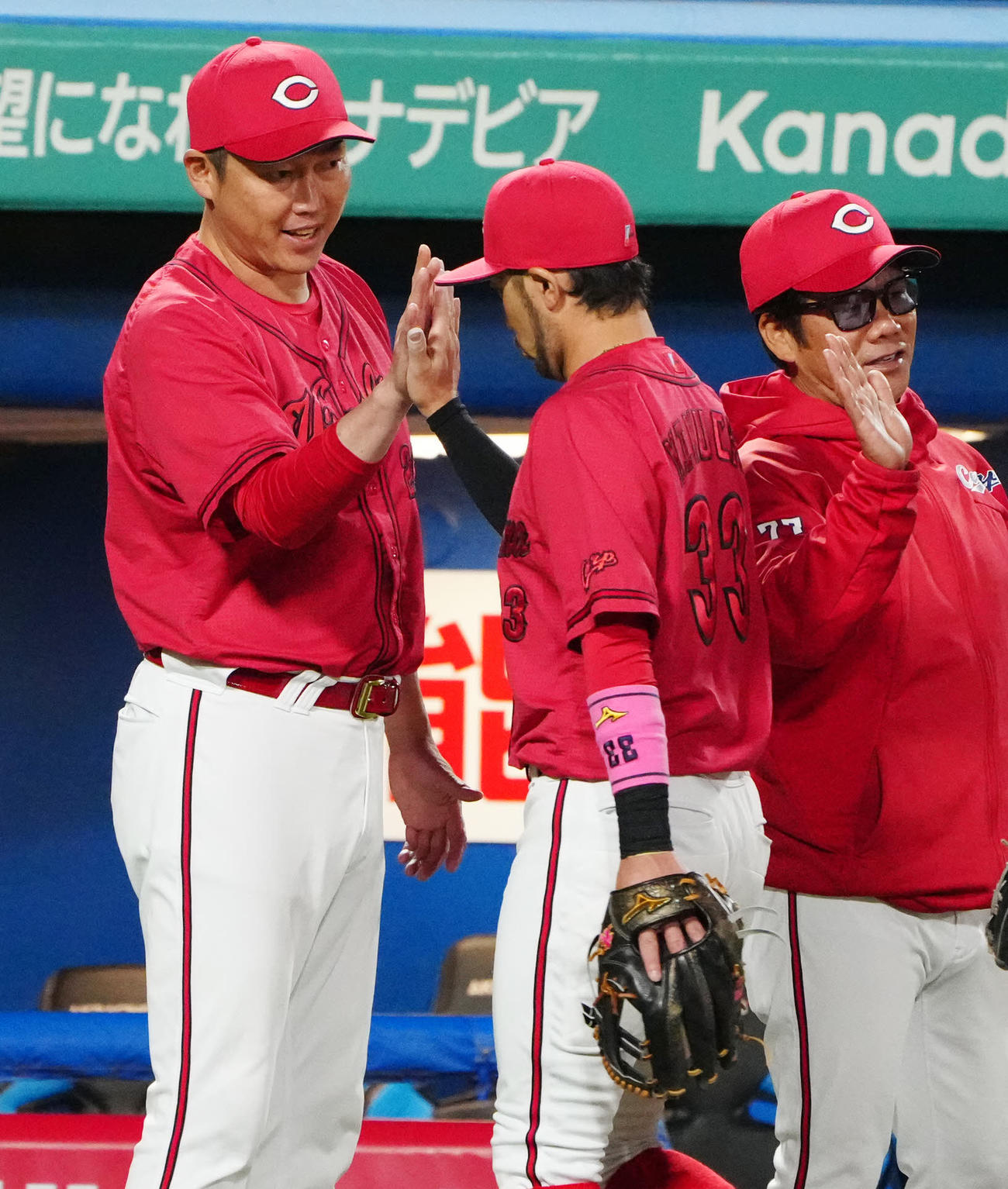 ヤクルト対広島　試合後、広島菊池（中央）とタッチを交わす新井監督（撮影・江口和貴）