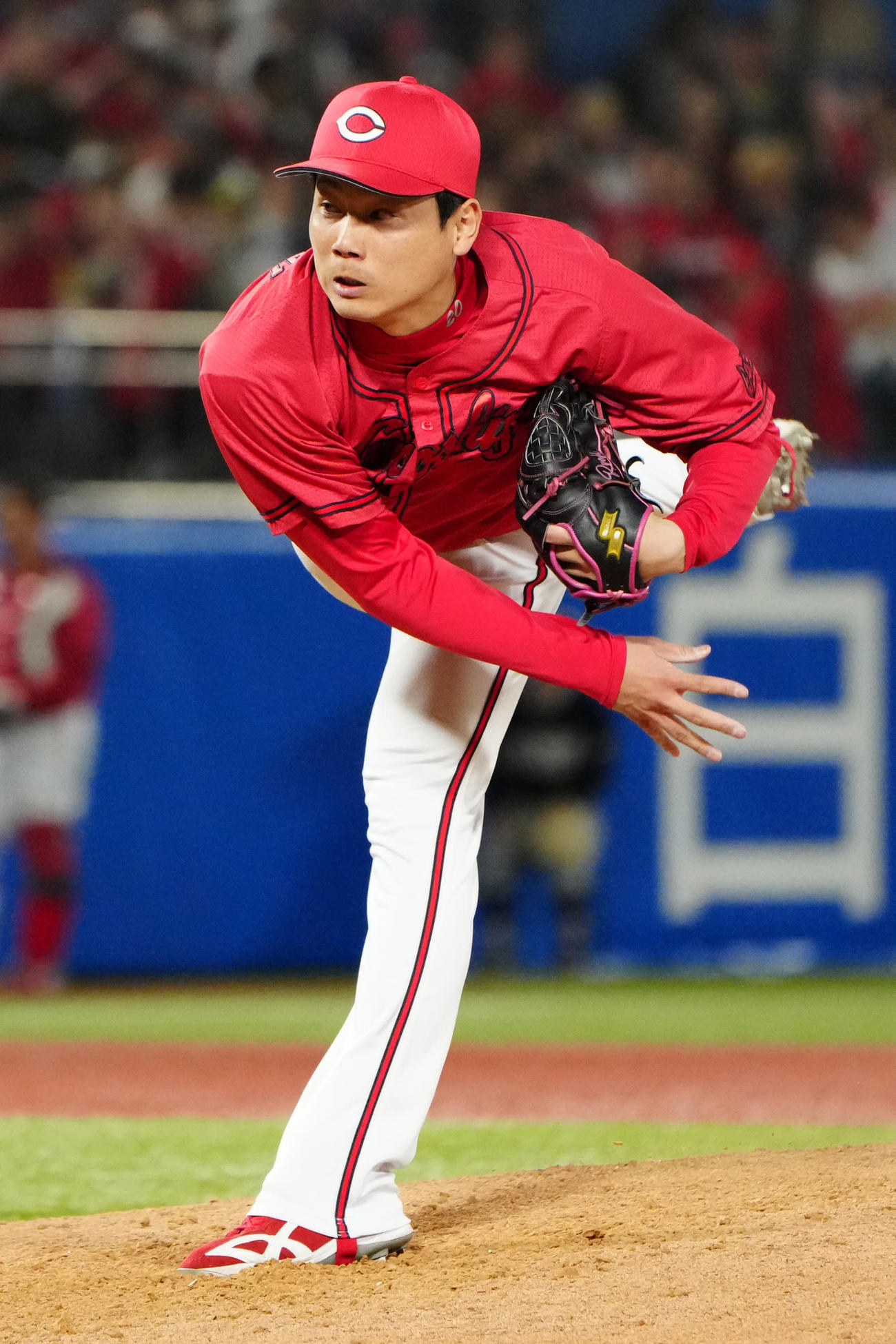 ヤクルト対広島　広島6番手の栗林（撮影・江口和貴）