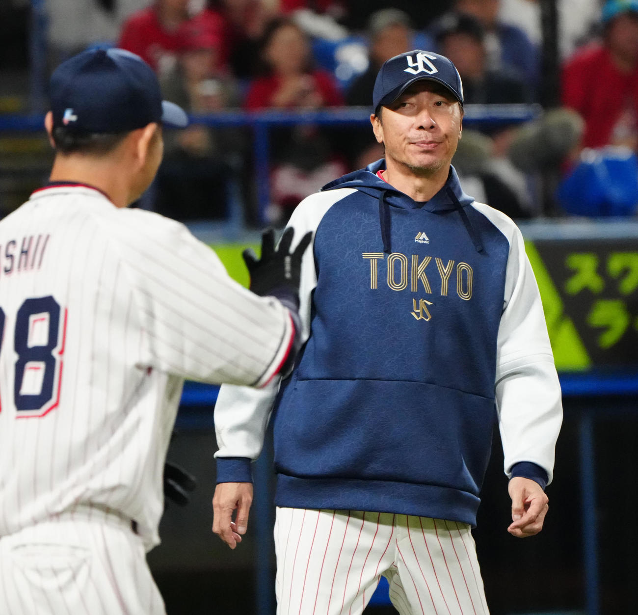ヤクルト対広島　7回表途中、ヤクルト田口の降板を告げた高津監督（撮影・江口和貴）