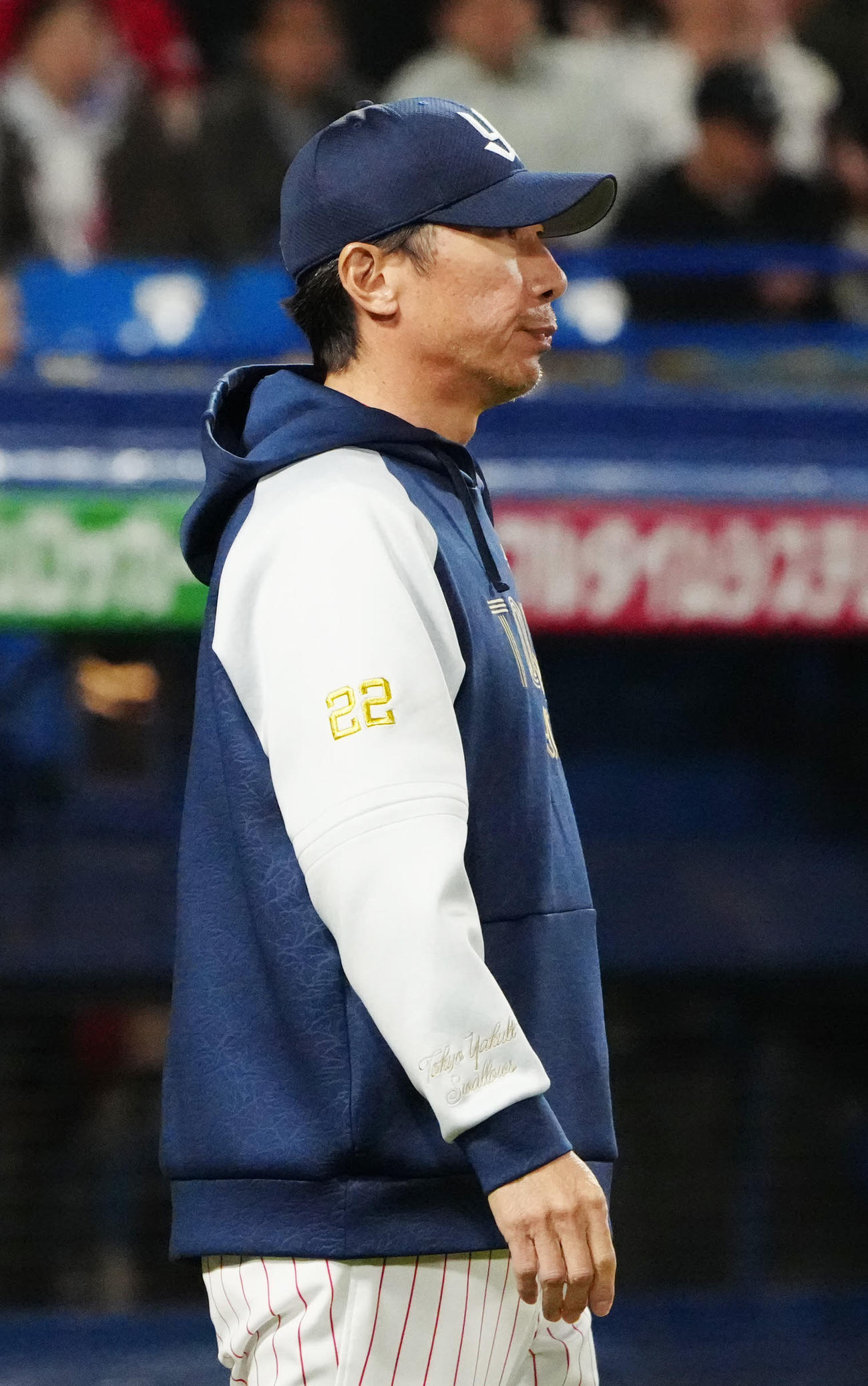 ヤクルト対広島　7回表開始前、選手交代を告げに向かうヤクルト高津監督（撮影・江口和貴）
