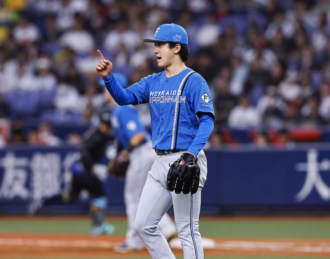オリックス対日本ハム　3回裏オリックス無死一塁、西川を三ゴロ併殺に打ち取り、野手を指さす北山（撮影・藤尾明華）