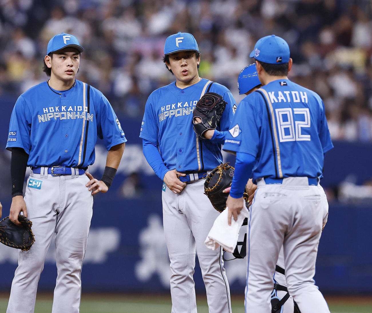 オリックス対日本ハム　4回裏オリックス2死二塁、中川に適時二塁打を許し、コーチらに声をかけられる北山（中央）（撮影・藤尾明華）
