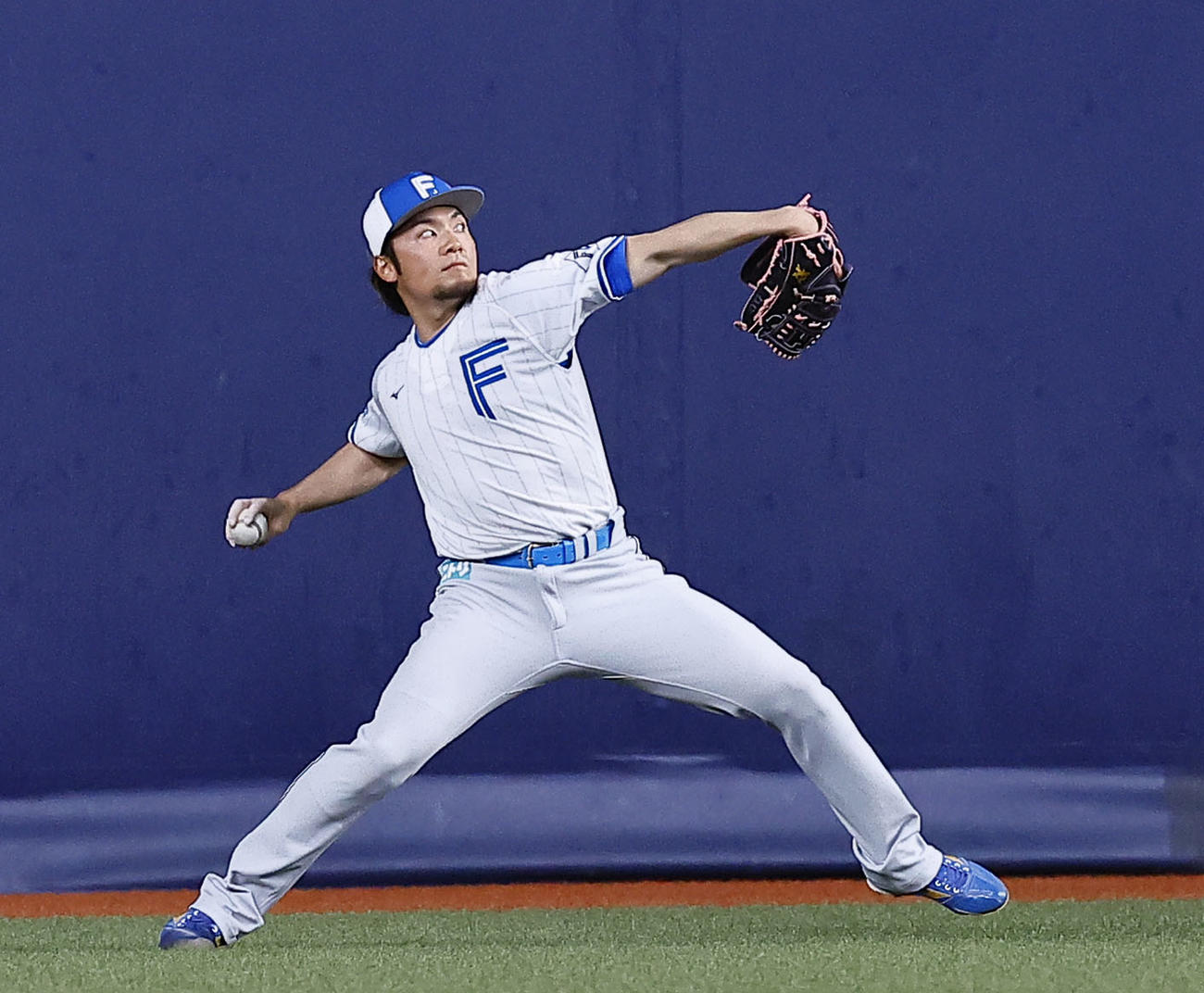 オリックス対日本ハム　キャッチボールをする日本ハム伊藤（撮影・藤尾明華）