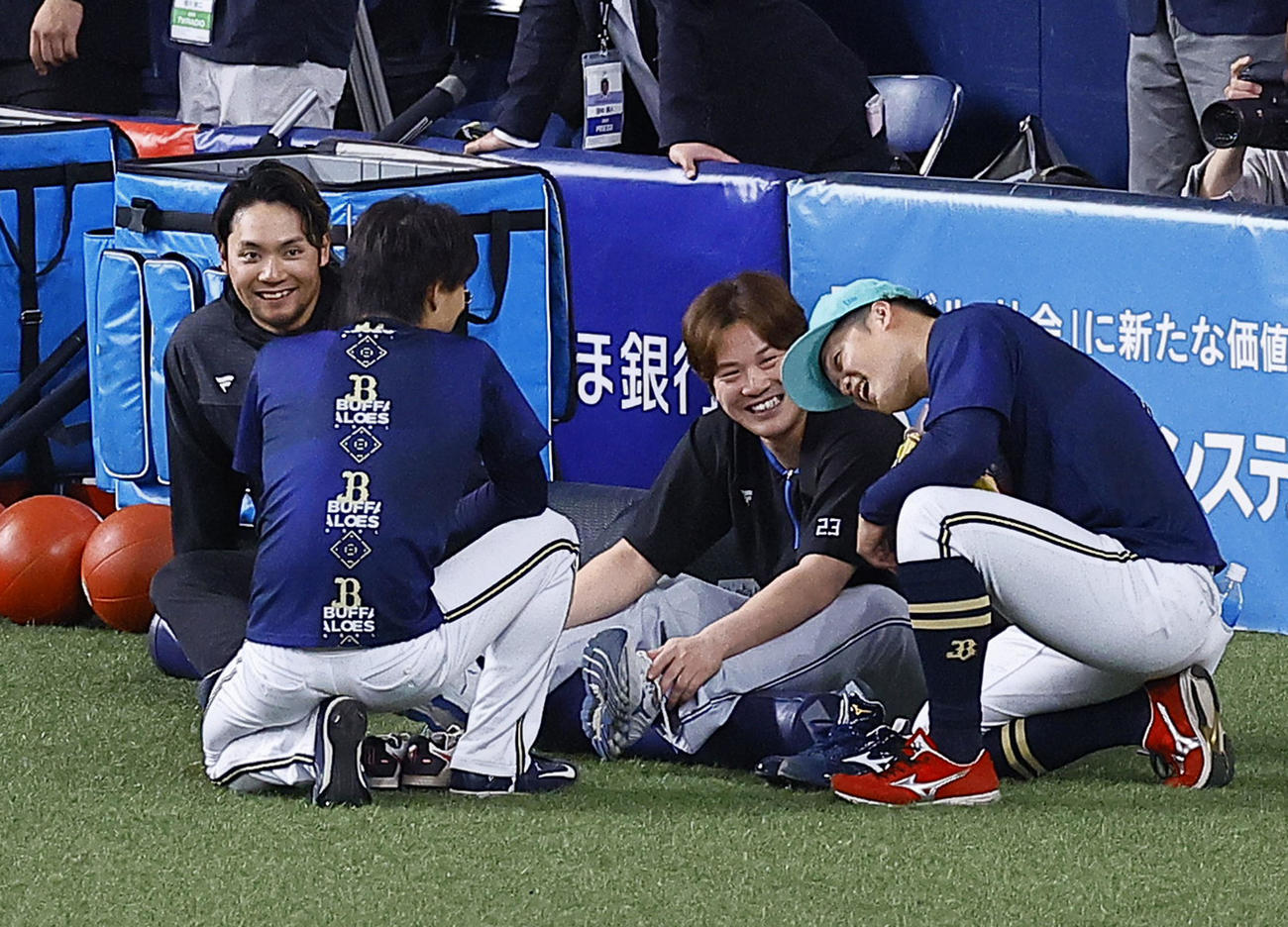 オリックス対日本ハム　オリックス山岡らと話しをする日本ハム伊藤（左）と伏見（撮影・藤尾明華）