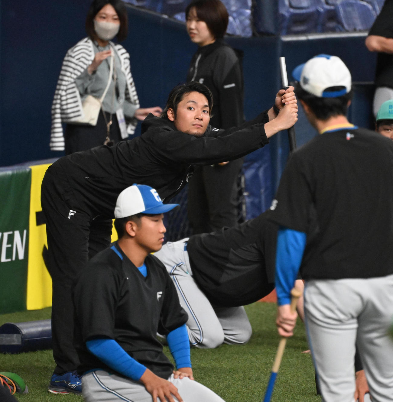 オリックス対日本ハム　ウオームアップする日本ハム伊藤（撮影・和賀正仁）