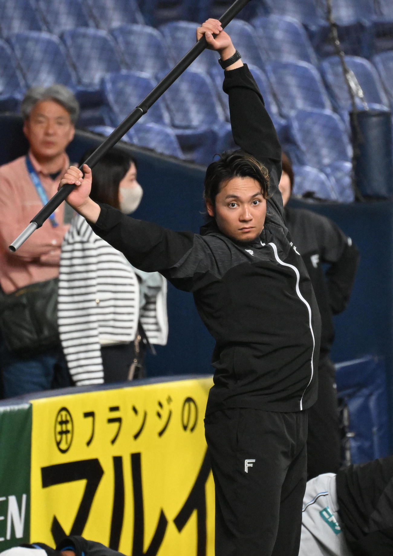 オリックス対日本ハム　ウオームアップする日本ハム伊藤（撮影・和賀正仁）