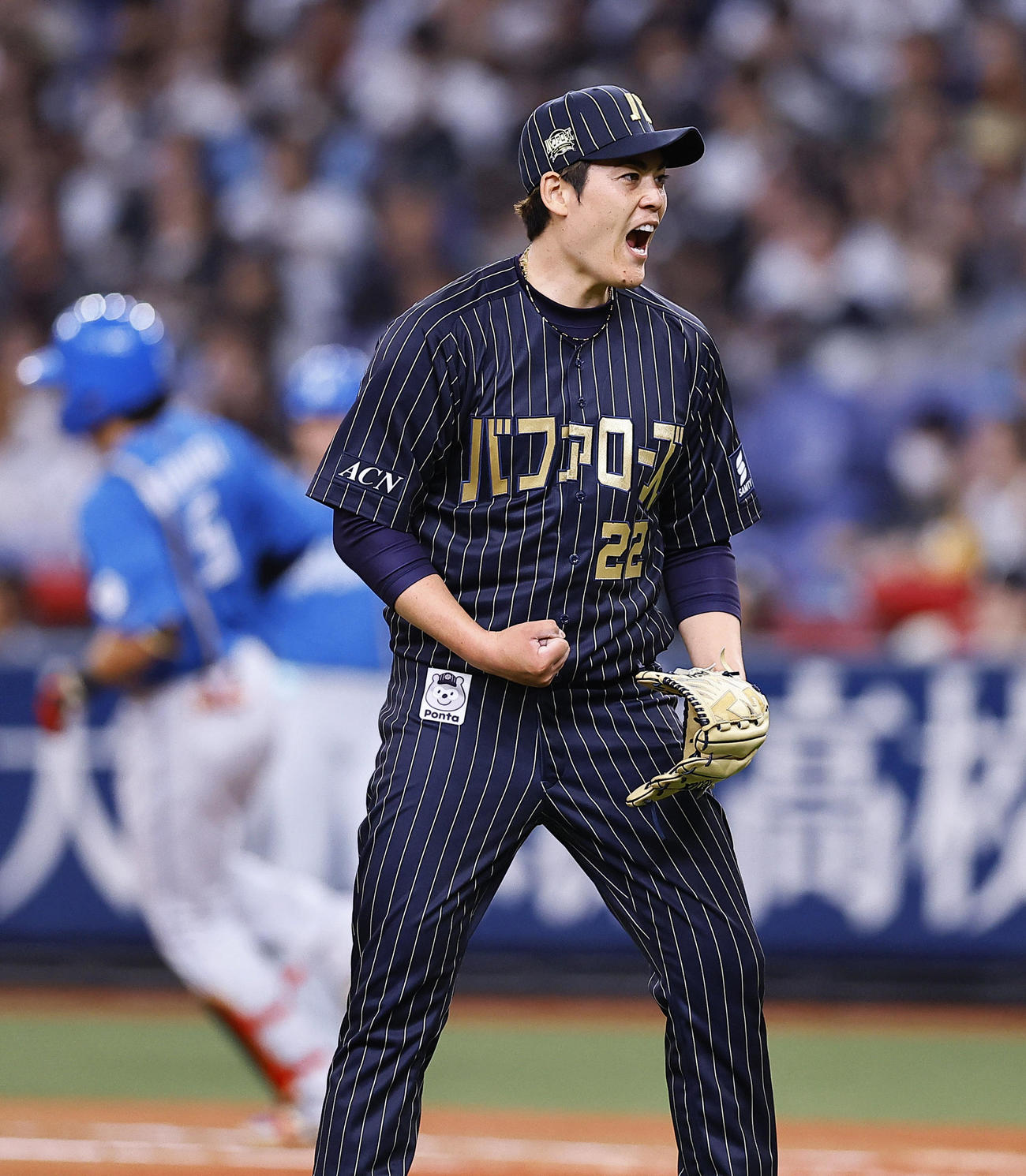 オリックス対日本ハム　6回表日本ハム2死、野村（左）を左飛に打ち取り、ガッツポーズをする九里（撮影・藤尾明華）