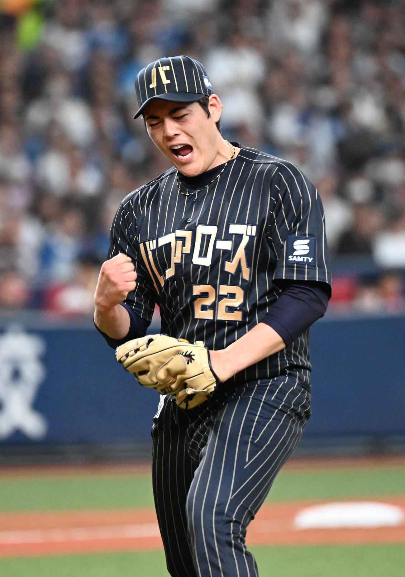 オリックス対日本ハム　4回表日本ハム2死二、三塁、万波を三ゴロに打ち取りガッツポーズする九里（撮影・和賀正仁）