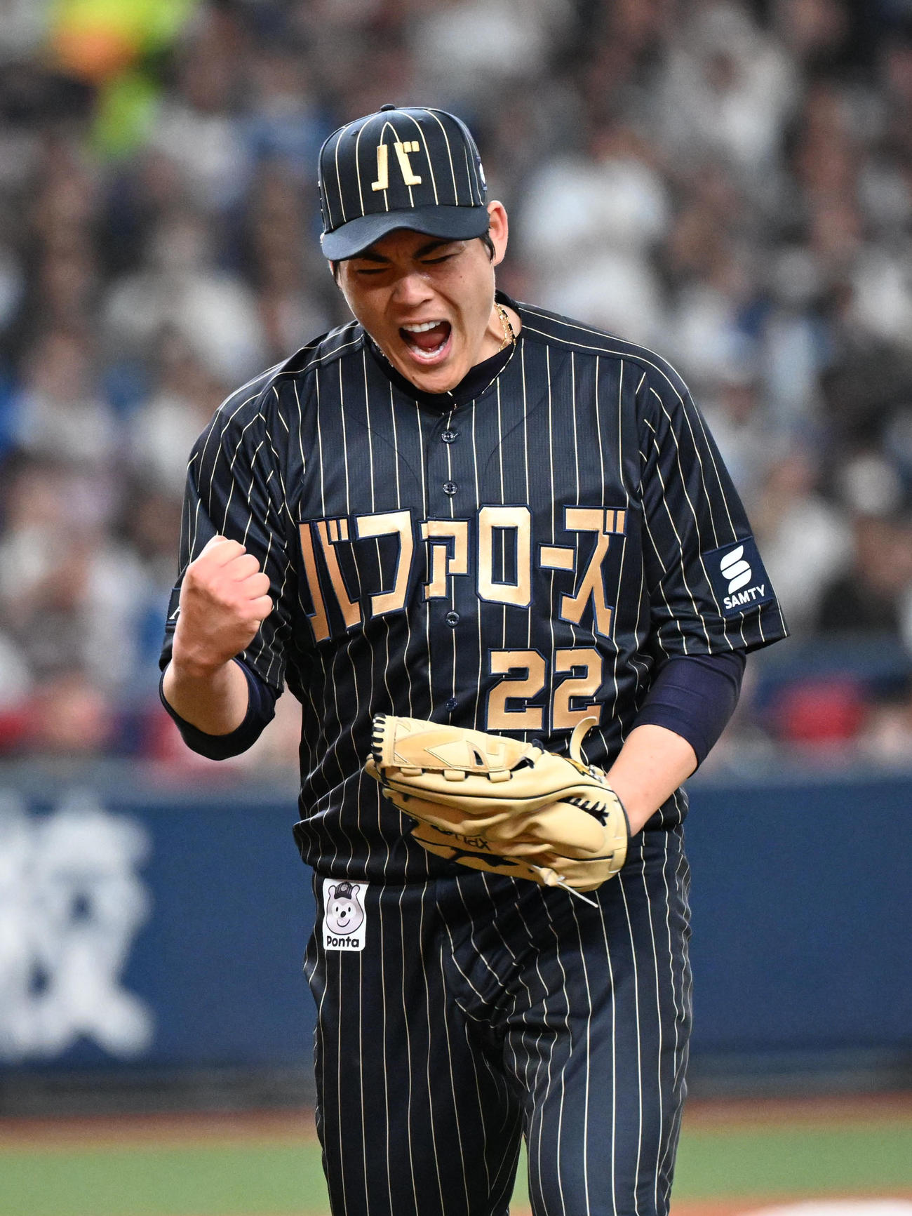 オリックス対日本ハム　4回表日本ハム2死二、三塁、万波を三ゴロに打ち取りガッツポーズする九里（撮影・和賀正仁）